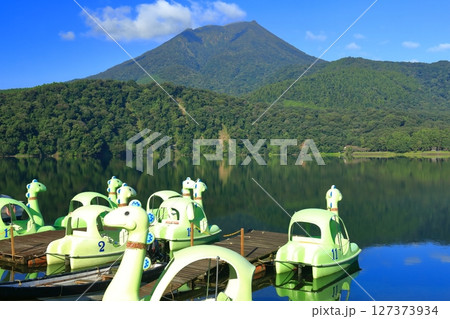 【宮崎県】高千穂峰と御池(霧島連峰) 【宮崎県】高千穂峰と御池(霧島連峰) 127373934