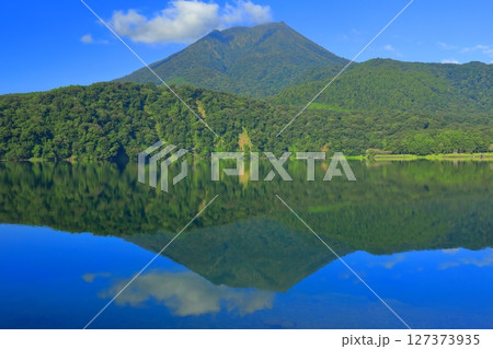【宮崎県】高千穂峰と御池（霧島連峰） 127373935