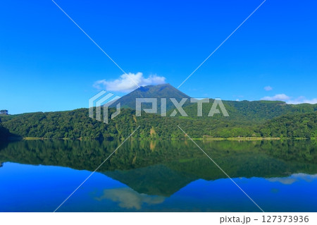 【宮崎県】高千穂峰と御池（霧島連峰） 127373936