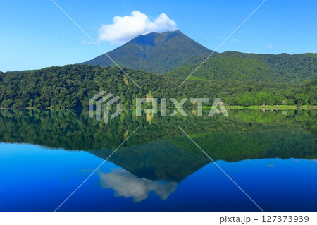 【宮崎県】高千穂峰と御池(霧島連峰) 【宮崎県】高千穂峰と御池(霧島連峰) 127373939
