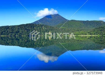 【宮崎県】高千穂峰と御池(霧島連峰) 【宮崎県】高千穂峰と御池(霧島連峰) 127373940