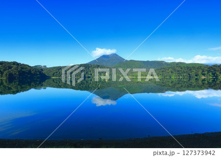 【宮崎県】高千穂峰と御池（霧島連峰） 127373942