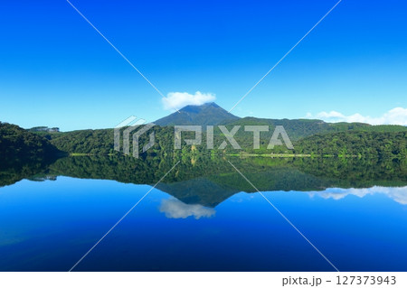 【宮崎県】高千穂峰と御池（霧島連峰） 127373943