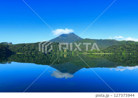 【宮崎県】高千穂峰と御池（霧島連峰） 127373944