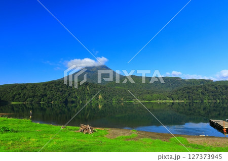【宮崎県】高千穂峰と御池（霧島連峰） 127373945