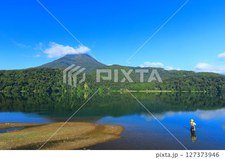 【宮崎県】高千穂峰と御池（霧島連峰） 127373946