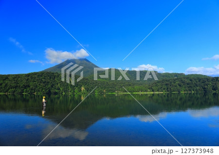 【宮崎県】高千穂峰と御池(霧島連峰) 【宮崎県】高千穂峰と御池(霧島連峰) 127373948