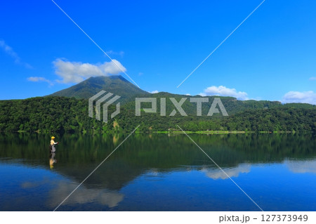 【宮崎県】高千穂峰と御池（霧島連峰） 127373949