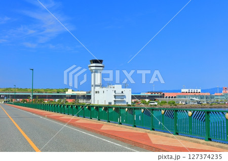 【長崎県】快晴の箕島大橋と長崎空港 127374235