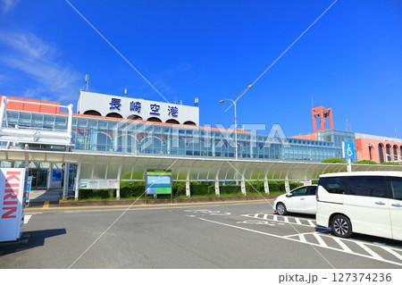 【長崎県】快晴の箕島大橋と長崎空港 127374236