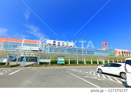 【長崎県】快晴の箕島大橋と長崎空港 127374237