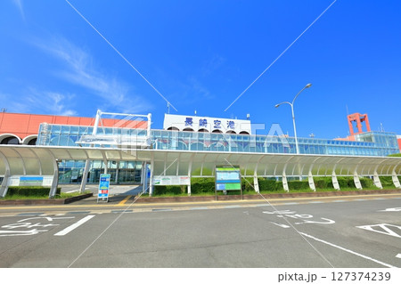 【長崎県】快晴の箕島大橋と長崎空港 127374239