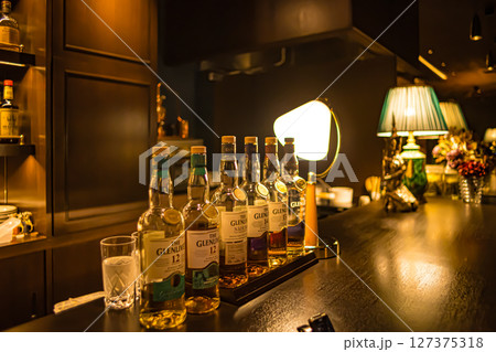 テーブルフォト・BAR 127375318