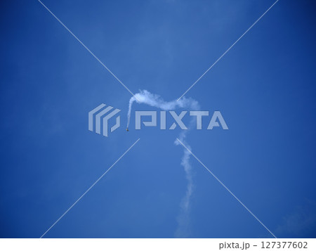 アクロバット飛行　プロペラ機 127377602