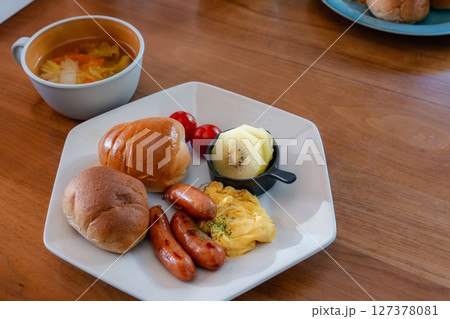 朝の時間を豊かにする洋風朝食プレート 127378081
