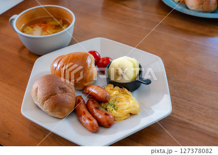 朝の時間を豊かにする洋風朝食プレート 127378082