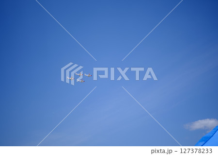 編隊飛行　プロペラ 127378233