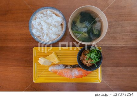 一日のはじまりに寄り添う和朝食のある食卓 127378254
