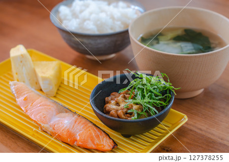 一日のはじまりに寄り添う和朝食のある食卓 127378255