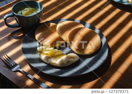 ふんわりパンケーキとフルーツの朝ごはん｜おしゃれな食卓イメージにぴったり 127378371