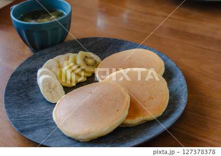 ふんわりパンケーキとフルーツの朝ごはん|おしゃれな食卓イメージにぴったり ふんわりパンケーキとフルーツの朝ごはん|おしゃれな食卓イメージにぴったり 127378378