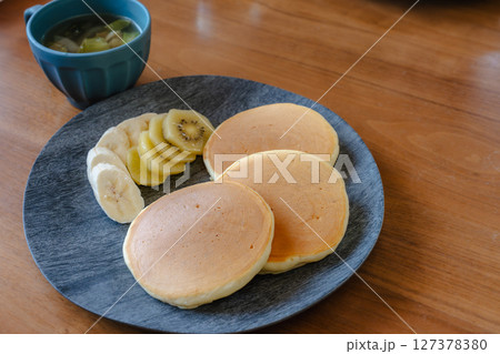 ふんわりパンケーキとフルーツの朝ごはん|おしゃれな食卓イメージにぴったり ふんわりパンケーキとフルーツの朝ごはん|おしゃれな食卓イメージにぴったり 127378380
