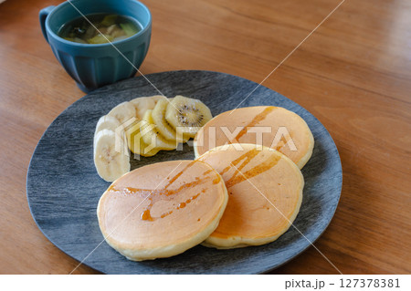 ふんわりパンケーキとフルーツの朝ごはん|おしゃれな食卓イメージにぴったり ふんわりパンケーキとフルーツの朝ごはん|おしゃれな食卓イメージにぴったり 127378381