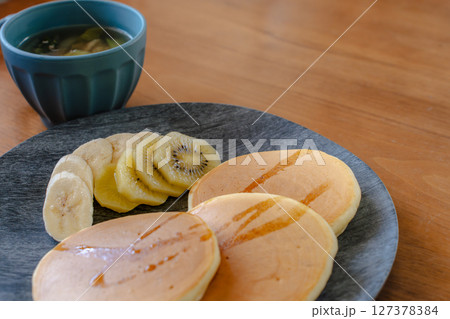 ふんわりパンケーキとフルーツの朝ごはん｜おしゃれな食卓イメージにぴったり 127378384