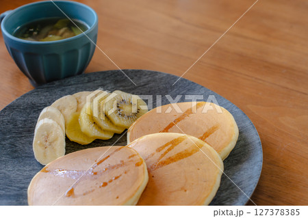 ふんわりパンケーキとフルーツの朝ごはん|おしゃれな食卓イメージにぴったり ふんわりパンケーキとフルーツの朝ごはん|おしゃれな食卓イメージにぴったり 127378385