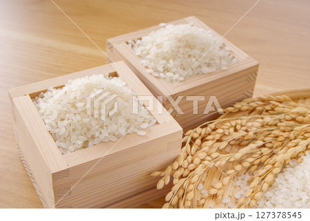 日本の主食、白米と稲穂 日本の主食、白米と稲穂 127378545
