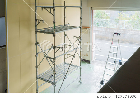 工事現場の足場 工事現場の足場 127378930