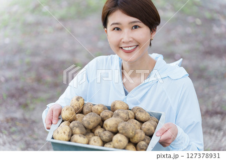 家庭菜園をする女性 家庭菜園をする女性 127378931