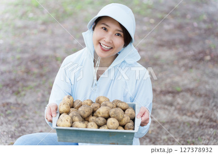家庭菜園をする女性 家庭菜園をする女性 127378932