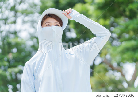 紫外線対策にラッシュパーカーを着る女性 紫外線対策にラッシュパーカーを着る女性 127378936