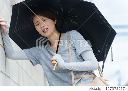 熱中症でふらつく女性 熱中症でふらつく女性 127378937
