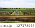 稲刈りが終わった田んぼ 127378952