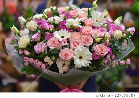 ピンクと白の華やかな花束|記念日やお祝いに贈るフラワーギフトのイメージ ピンクと白の華やかな花束|記念日やお祝いに贈るフラワーギフトのイメージ 127379507