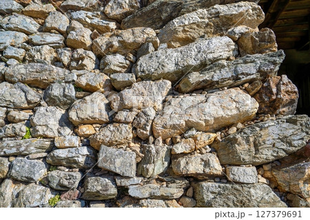 古い時代の野面積みの城の石垣の情景 127379691