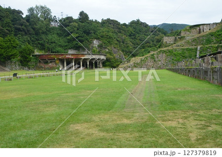 50mシックナー(左)・浮遊選鉱場跡(右)(佐渡金山・北沢地区/新潟県佐渡市相川北沢町) 50mシックナー(左)・浮遊選鉱場跡(右)(佐渡金山・北沢地区/新潟県佐渡市相川北沢町) 127379819