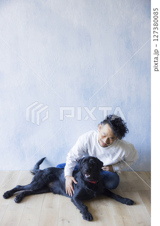愛犬とくつろぐ男性　 127380085