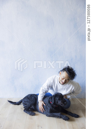 愛犬とくつろぐ男性　 127380086