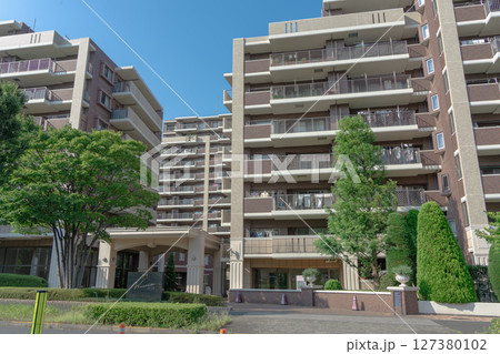 高層マンションとさわさかな青空 127380102