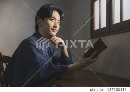 浴衣の若い男性 浴衣の若い男性 127380113