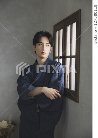 浴衣の若い男性 127380119