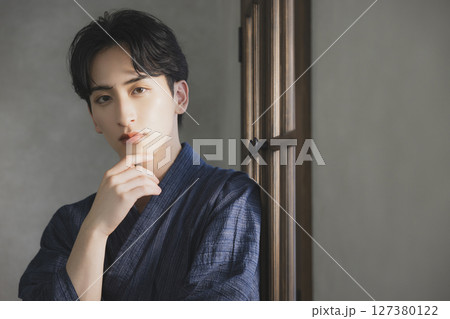浴衣の若い男性 浴衣の若い男性 127380122