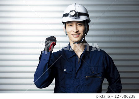 腕組みする作業着の男性  127380239