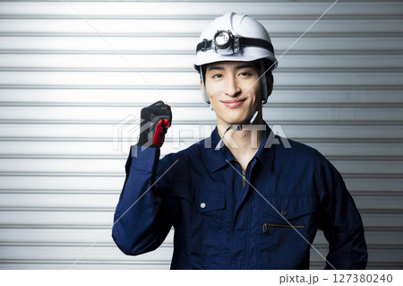 腕組みする作業着の男性  127380240