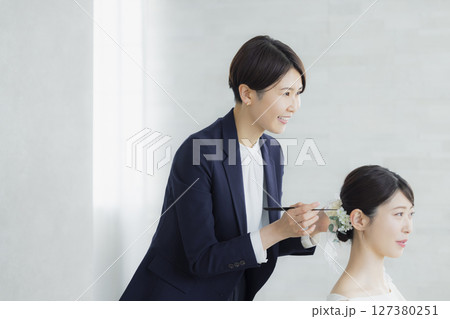 ヘアメイクをする新婦　  127380251