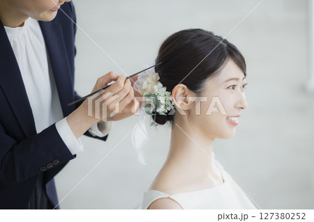 ヘアメイクをする新婦　  127380252
