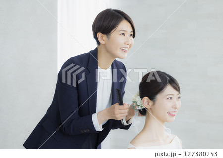 ヘアメイクをする新婦　  127380253